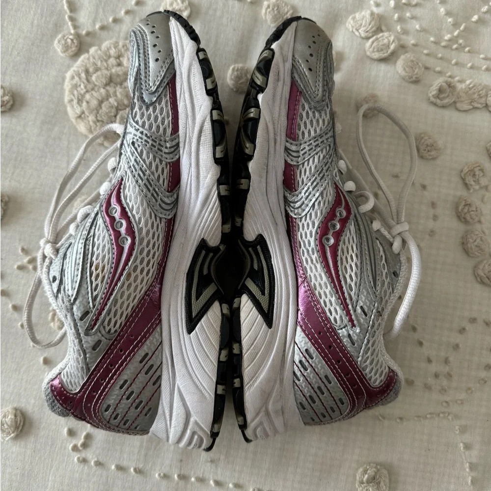 Saucony tennis shoes, 7.5 - Picture 4 of 7